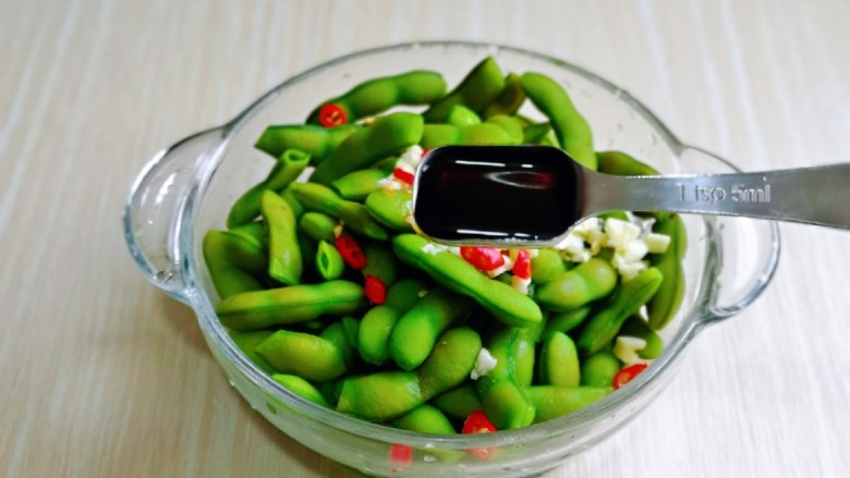 香辣毛豆,再加入2勺<a style='color:red;display:inline-block;' href='/shicai/ 788'>生抽</a>,1勺醋。