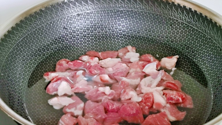 香菇鹌鹑蛋,将肉块焯水,冷水入锅大火烧开,煮1分钟,捞出用温水冲洗干净。