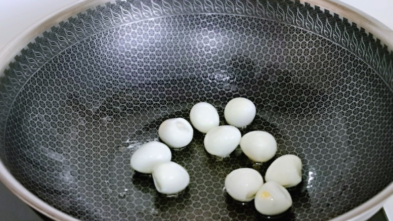 香菇鹌鹑蛋,起油锅,加入去皮的鹌鹑蛋小火煎至微黄盛出备用。