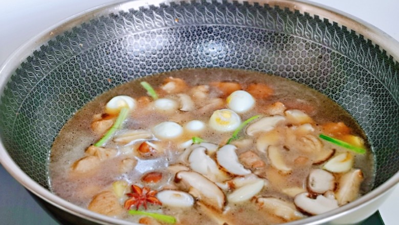 香菇鹌鹑蛋,加入煎过的鹌鹑蛋,焯水的香菇翻炒,再加入纯净水,没过食材为佳,大火烧开后,转小火慢炖25分钟。