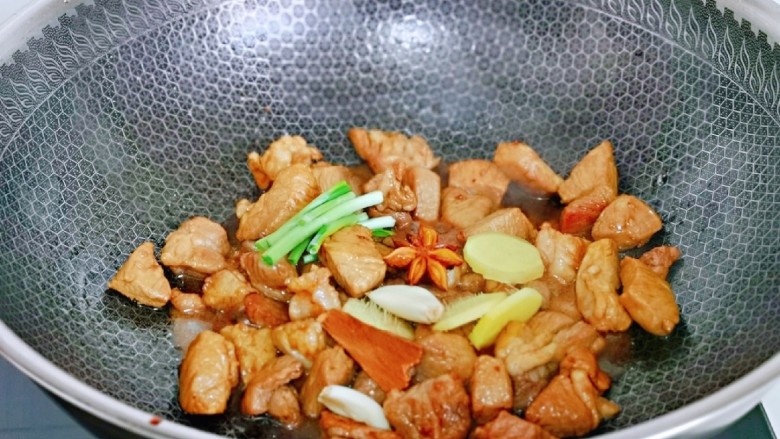 香菇鹌鹑蛋,再加入香料,翻炒。