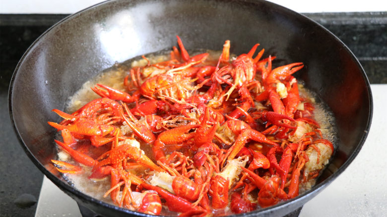 十三香小龙虾,大火烧开后倒入之前炸好的<a style='color:red;display:inline-block;' href='/shicai/ 285'>小龙虾</a>;
