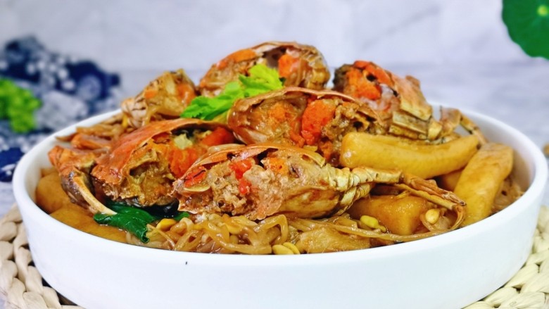 螃蟹炒年糕,疫情期间,大家注意饮食呦~多吃些含维生素及蛋白质的食物,提高免疫力。