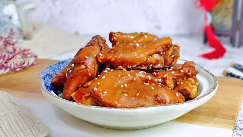 五香卤猪蹄,盛出装盘,即可食用。