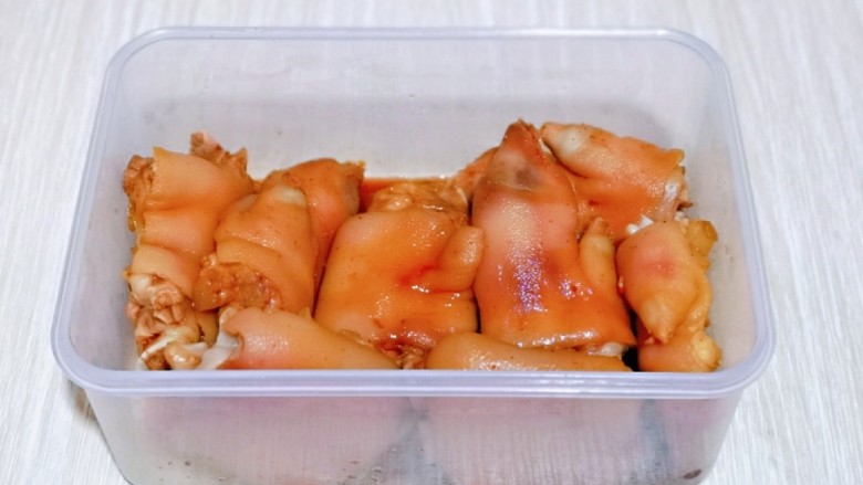 五香卤猪蹄,放入保鲜盒中,撒上盐腌制一夜。