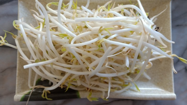 豆芽炒粉条,<a style='color:red;display:inline-block;' href='/shicai/ 120'>豆芽</a>菜也淘洗干净,捡去豆皮