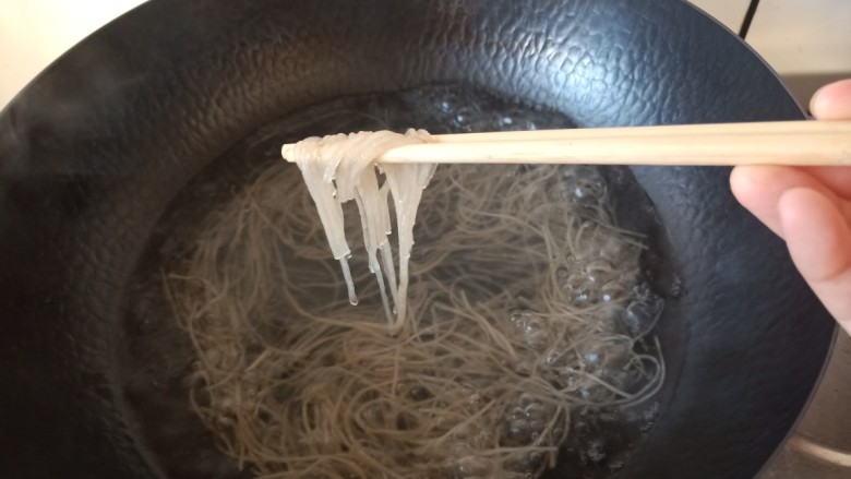 豆芽炒粉条,煮粉条的时候要小火煮,粉条煮至中间没有白心儿,挑起来微微弹就可以了。