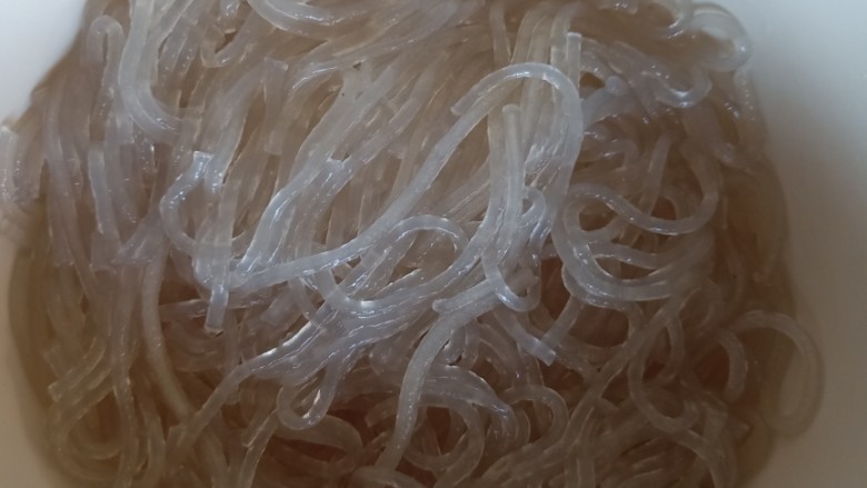 豆芽炒粉条,将粉条捞出来,取出过一遍凉水。放一边备用。