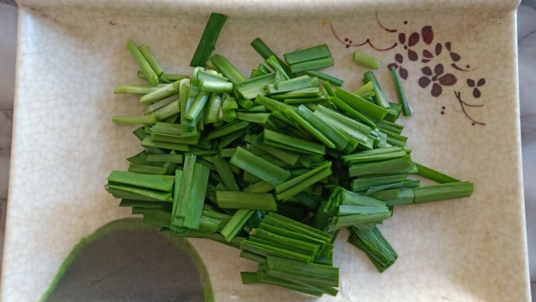 豆芽炒粉条,将洗好的韭菜切两厘米左右的段,不要太长,也不要太短了。