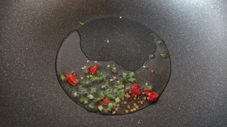 豆芽炒粉条,锅中入少许的油,加入<a style='color:red;display:inline-block;' href='/shicai/ 3232'>香葱</a>碎和一颗干红辣椒爆香。