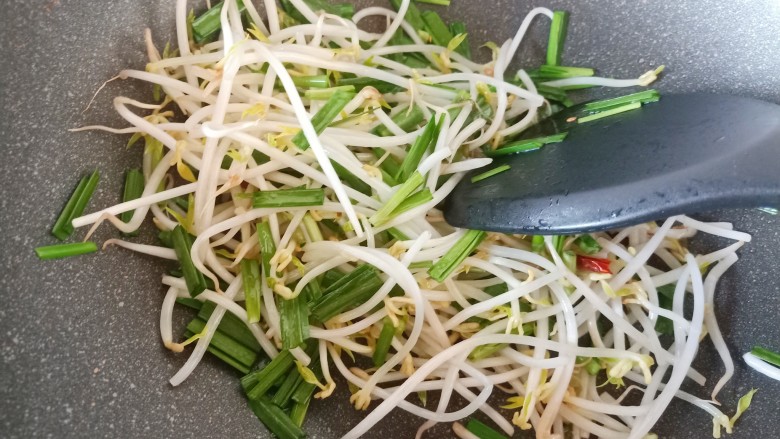 豆芽炒粉条,韭菜和豆芽一样都不要炒过了,韭菜炒过了颜色就不那么翠绿了。