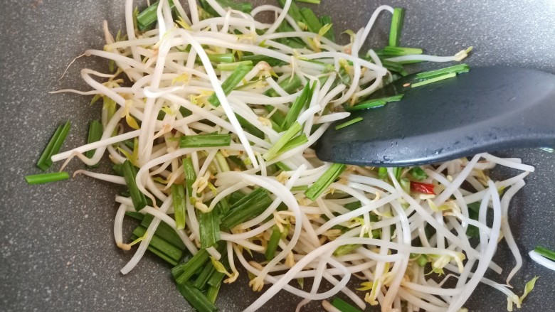 豆芽炒粉条,韭菜和豆芽一样都不要炒过了，韭菜炒过了颜色就不那么翠绿了。