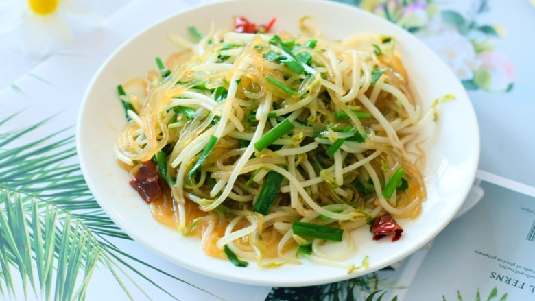 豆芽炒粉条,装盘啦,颜色搭配非常好看,是不是很有食欲?