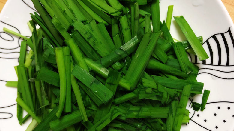 韭菜炒豆芽,韭菜切4厘米的段,盛盘待用。