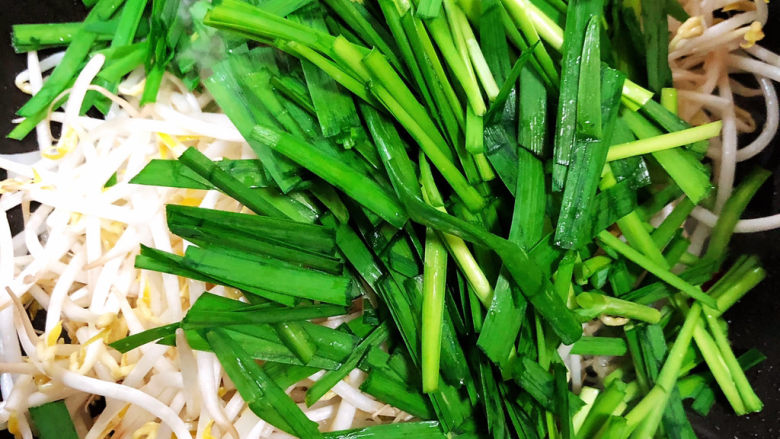 韭菜炒豆芽,放入韭菜段儿,翻炒均匀。
