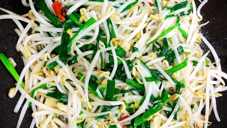 韭菜炒豆芽,炒入味后,即可出锅了。