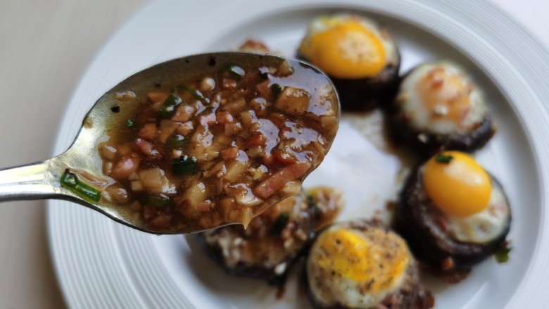 香菇鹌鹑蛋,将鹌鹑蛋摆入盘中，浇上料汁即可