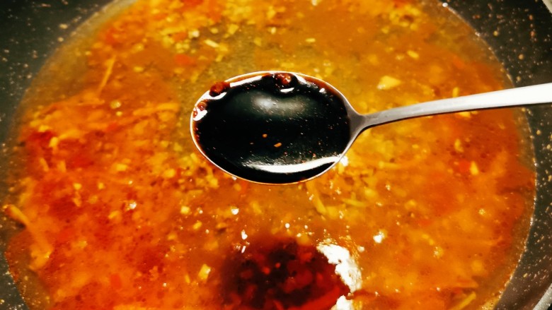 猪血炖豆腐,倒入一碗开水 放入<a style='color:red;display:inline-block;' href='/shicai/ 788'>生抽</a>