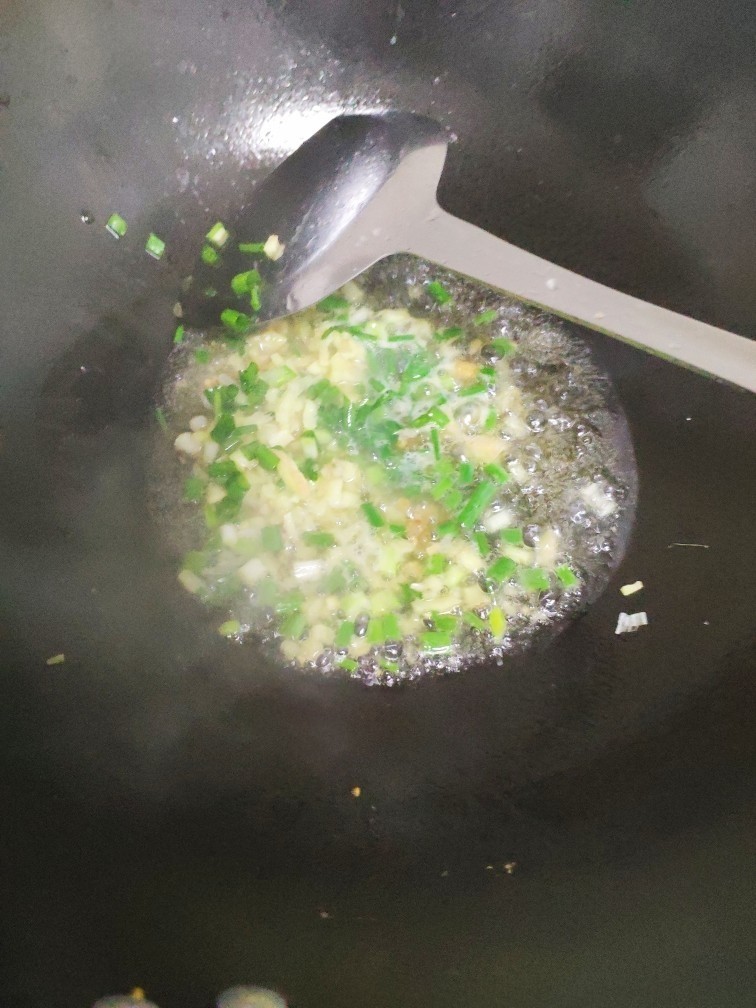 螃蟹炒年糕,锅中留少许油,炝香葱姜蒜