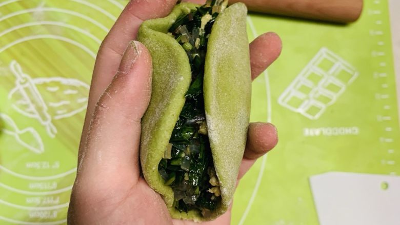 菠菜柳叶素菜包,手掌俩边把面皮对折和起来,和好我用手先拍照了。