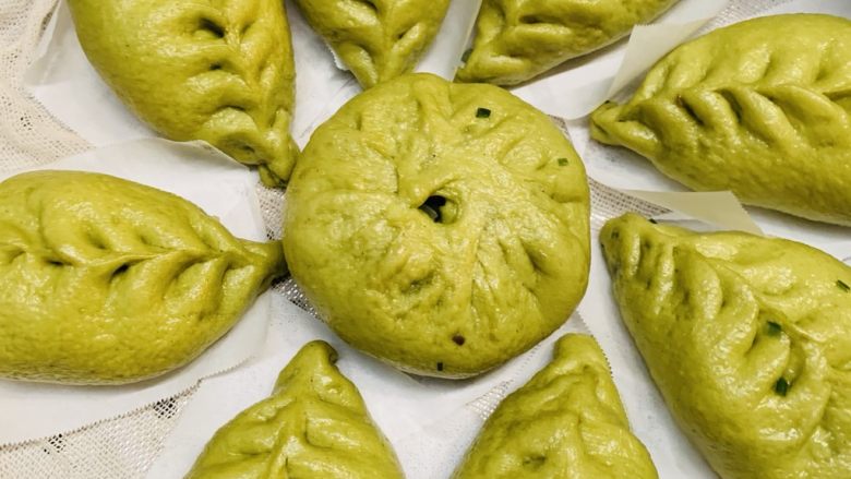 菠菜柳叶素菜包,上汽后再上锅蒸10分钟,焖3分钟即可。
