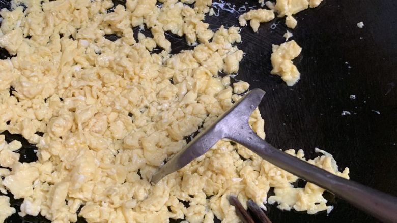 菠菜柳叶素菜包,要是想鸡蛋粒再碎些,关火了用铲子轻轻铲几下。不要把鸡蛋炒老了。