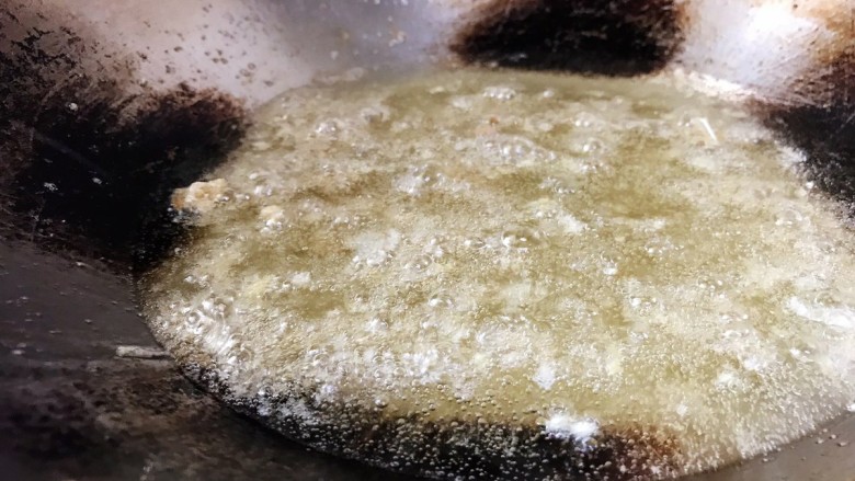 避风塘炒蟹,锅内的油继续加热到七成熟,略冒泡