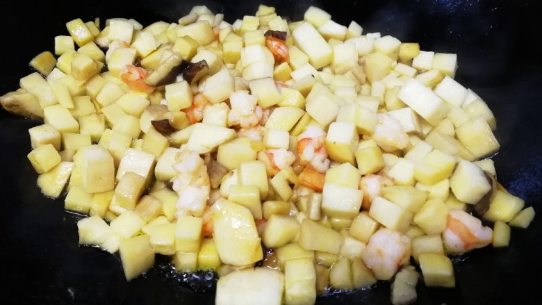 杏鲍菇虾仁炒饭,急火炒,炒一会儿杏鲍菇会变软出水。
