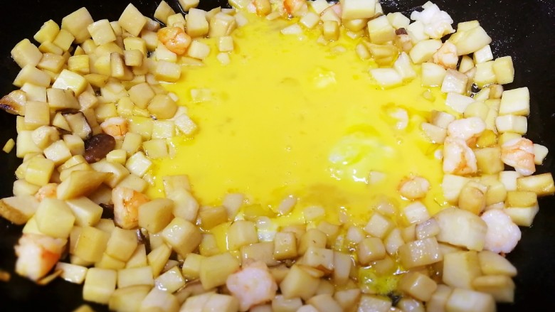 杏鲍菇虾仁炒饭,把蘑菇炒干,锅内出油时倒入蛋液。