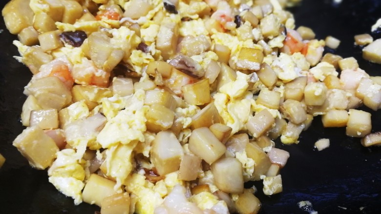 杏鲍菇虾仁炒饭,文火把蛋液划散,炒匀。