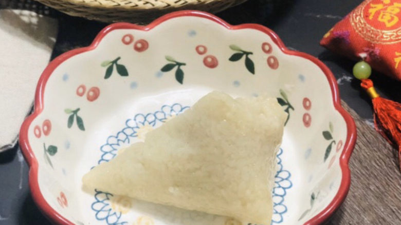 白糯米粽——我的男盆友是白糖君,记得小时候,外婆总是临睡前煮粽子,加满足够的水,闷一夜,粽子格外的软糯。早上四五点钟起来起锅,等我起床上学的时候,粽子已经不冷不热,刚好吃了😋
