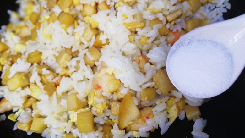 杏鲍菇虾仁炒饭,加1小勺盐炒匀。