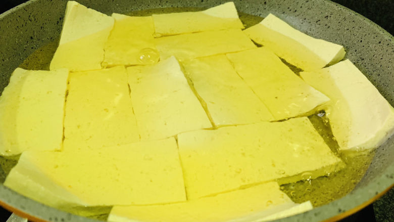 猪血炖豆腐,锅里加食用油,5层热,豆腐下锅;