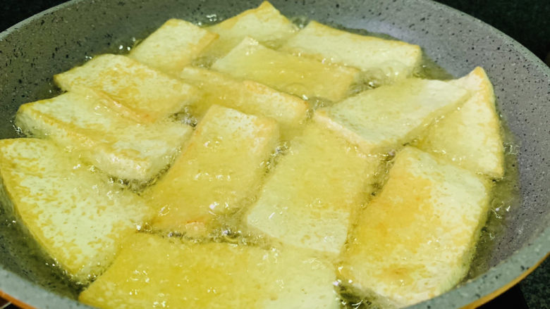 猪血炖豆腐,中小火,炸一面黄,翻一面;