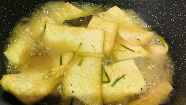 猪血炖豆腐,搅拌均匀,大火煮开,焖炖5分钟;