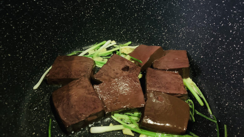 猪血炖豆腐,下猪血;