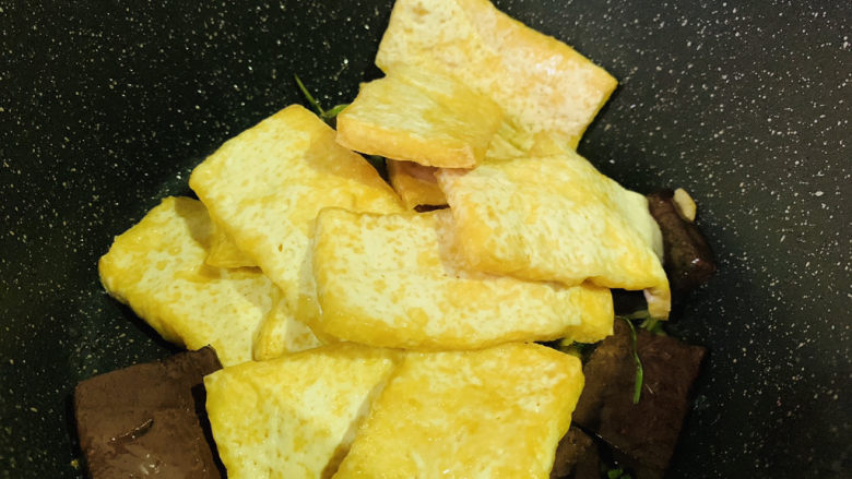 猪血炖豆腐,加豆腐;