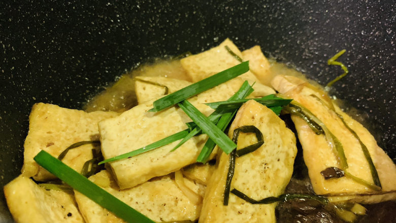 猪血炖豆腐,加蒜叶,断生,起锅;