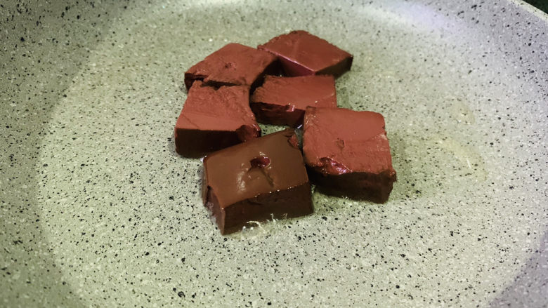 猪血炖豆腐,炸豆腐剩点底油,煎下猪血;