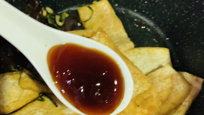 猪血炖豆腐,加<a style='color:red;display:inline-block;' href='/shicai/ 721'>蚝油</a>;