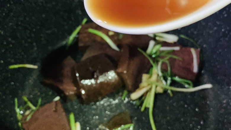 猪血炖豆腐,加些料酒,炝炒;