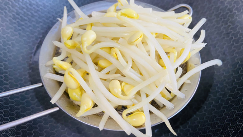 豆芽炒粉条,沥干水分