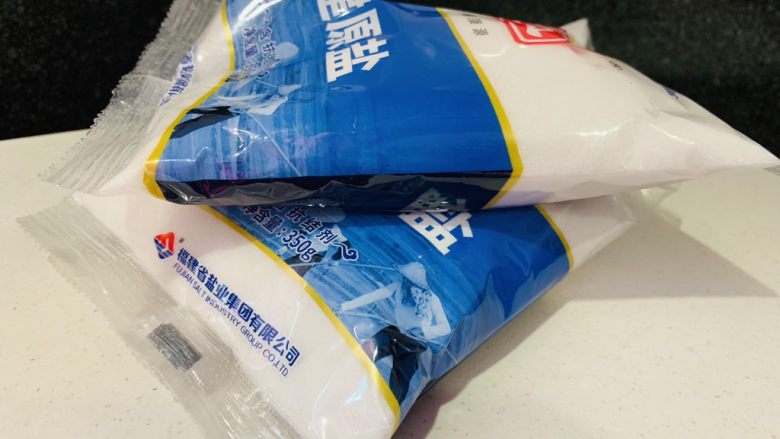 盐焗鹌鹑蛋,盐两包待用;
