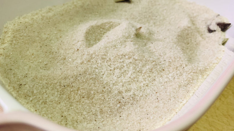 盐焗鹌鹑蛋,先倒一半烤碗里;