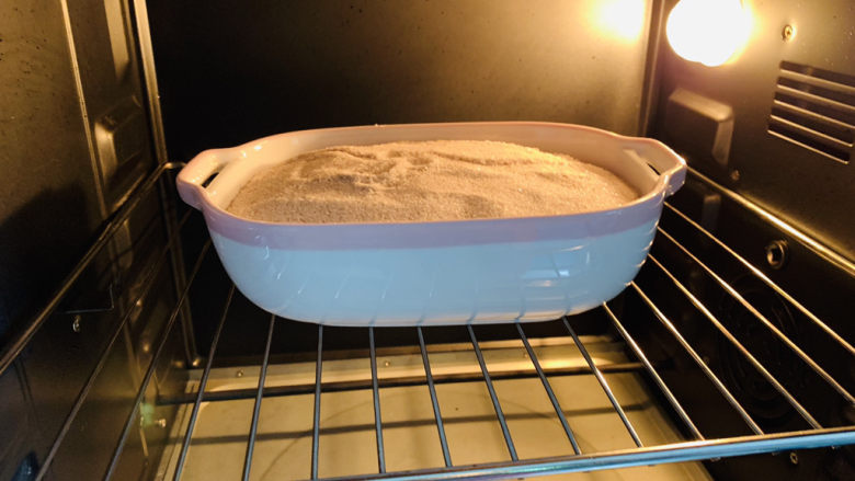盐焗鹌鹑蛋,上下火150度,中层,烤30分钟;
