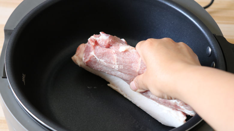 回锅肉,<a style='color:red;display:inline-block;' href='/shicai/ 414'>猪肉</a>洗净擦干水分,皮朝下放入烧热冒烟的锅中烫成金黄色,这样做是为了去除皮上的毛,也为了去掉腥味;