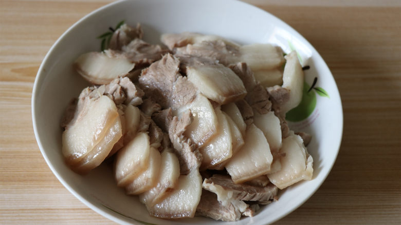 回锅肉,完全冷却后捞出擦干水分再切薄片,一定要擦干水分,不然炒的时候油会爆起来;
