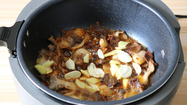 回锅肉,加入<a style='color:red;display:inline-block;' href='/shicai/ 46964'>郫县豆瓣酱</a>炒匀上色后再倒入姜片、蒜片煸炒出香味;