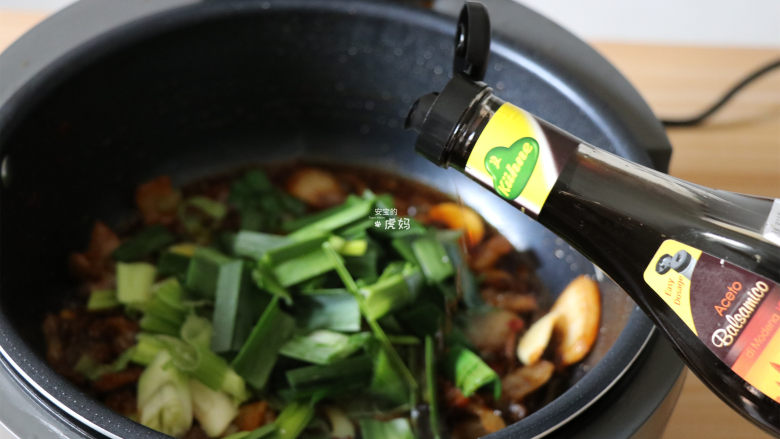 回锅肉,加入蒜苗、<a style='color:red;display:inline-block;' href='/shicai/ 3729'>白糖</a>、香醋翻炒至蒜苗断生即可;