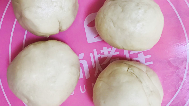 梅干菜烧饼,面团揉好,平均分成4份。